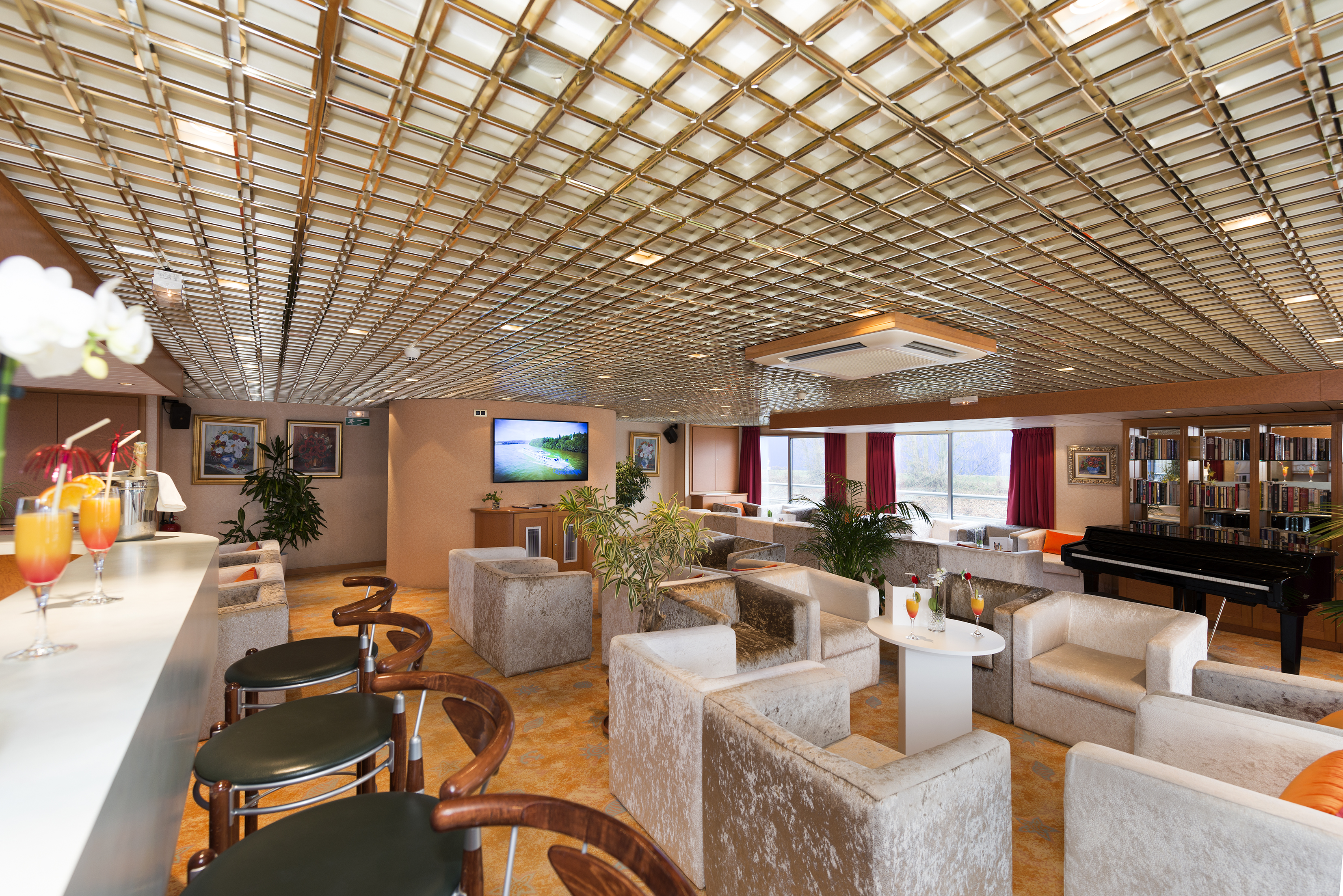 CroisiEurope MS Beethoven Pianorama Bar 1.jpg